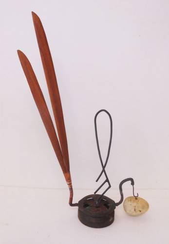 avec un œuf hors-bord et des plumes rouges